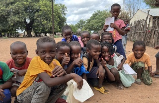 Zajednička fotografija skupine prijatelja u školi u Mozambiku