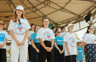 Mladi volonteri ispred vanjskog oltara u Međugorju