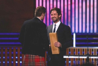 Gerard Butler dodjeljuje nagradu Magnus MacFarlane-Barrow.