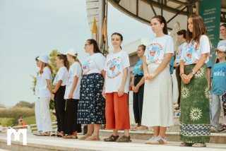 Mladi volonteri ispred vanjskog oltara u Međugorju